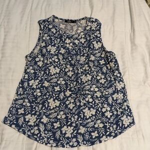 Cure pretty dusty blue and creamy flower pattered top size Medium